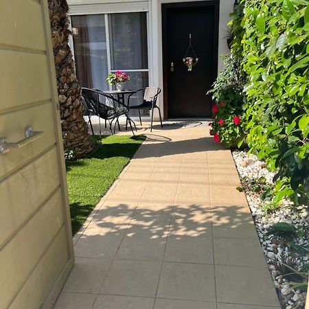 Elegant Glyfada Apartment-Private Garden-Near Metro أثينا المظهر الخارجي الصورة