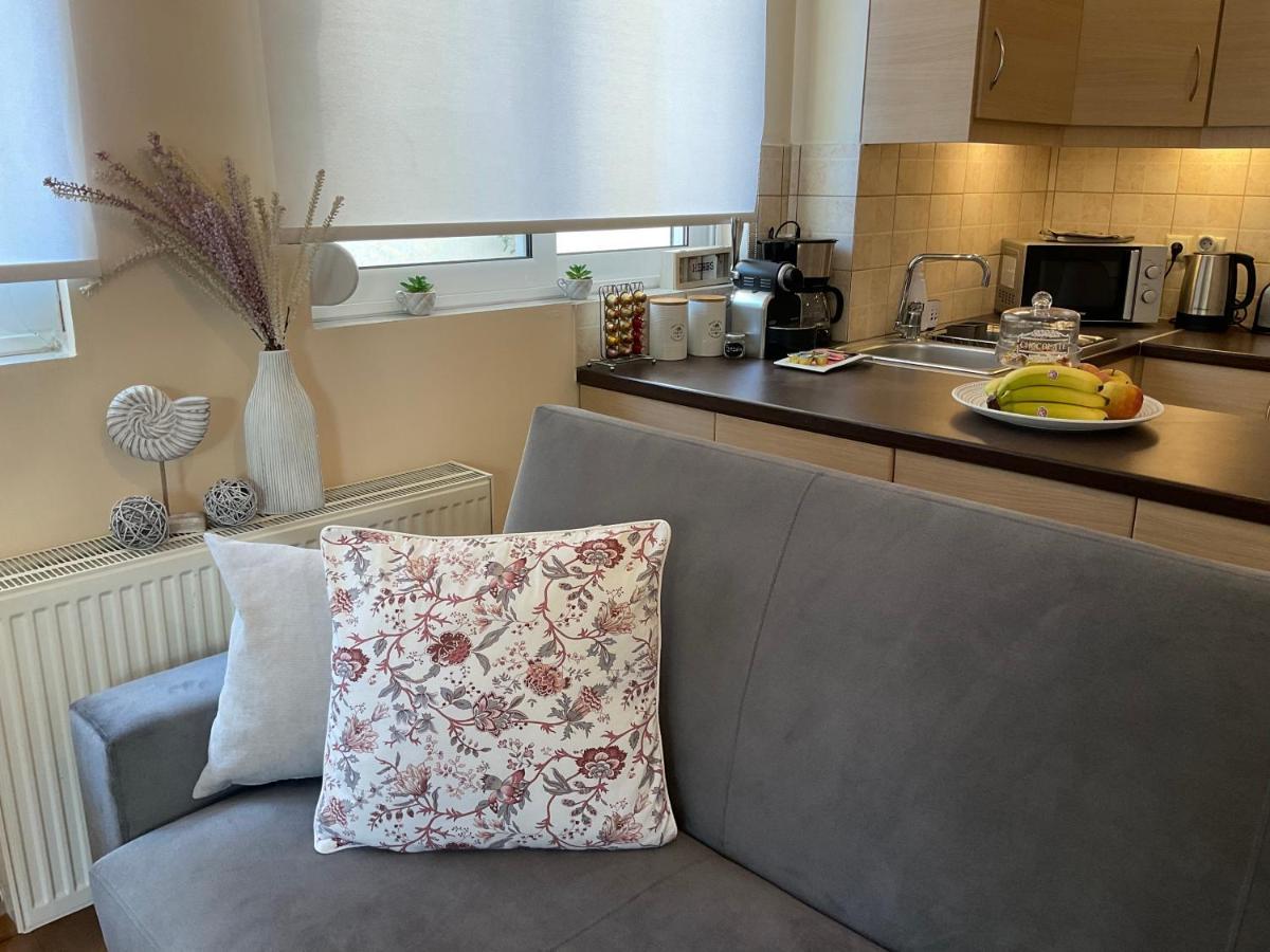 Elegant Glyfada Apartment-Private Garden-Near Metro أثينا المظهر الخارجي الصورة